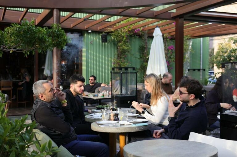 Malgré la guerre, les bars et restaurants hors de Beyrouth ne désemplissent pas